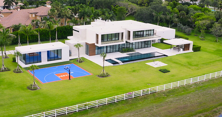 An image of a modern-style mansion in the Tampa Bay area