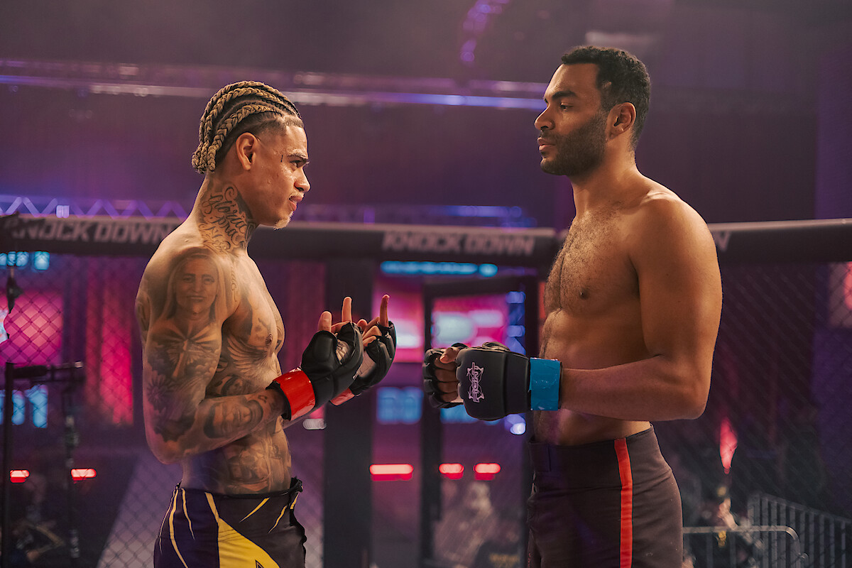 Dois homens se enfrentam em um ringue de MMA, em cena da série "Os Donos do Jogo"