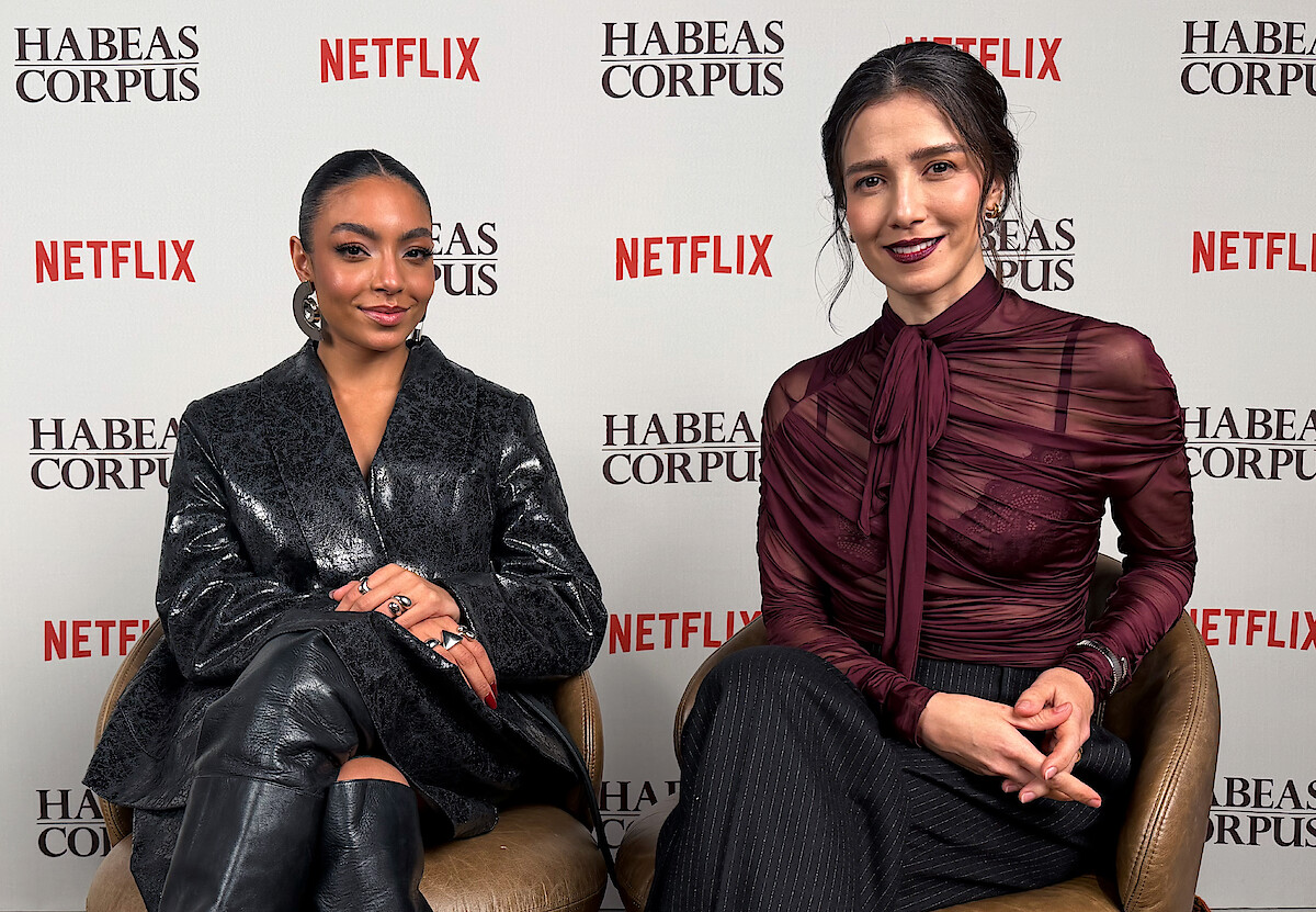 Duas mulheres, as atrizes Marjorie Estiano e Any Gabrielly sentam lado a lado durante uma entrevista
