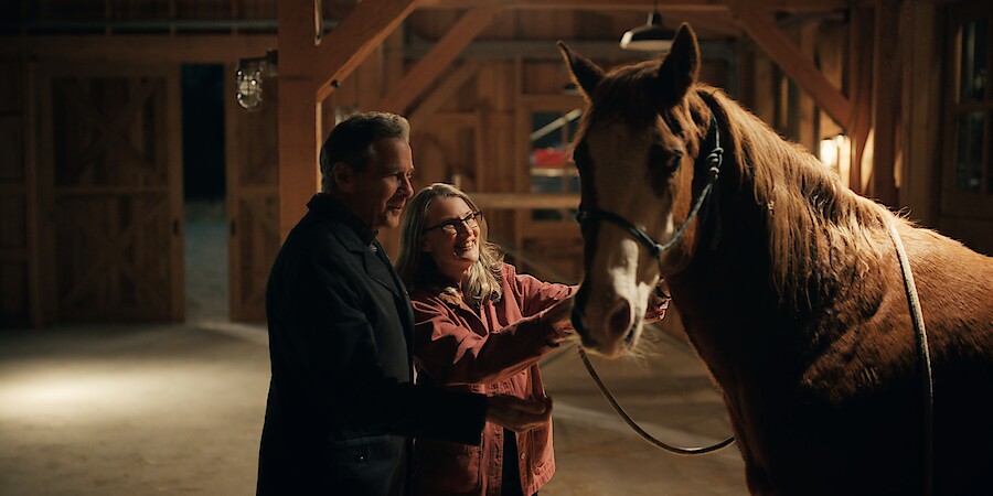 Tim Matheson como Doc e Annette O'Toole como Hope McCrea acariciam um cavalo na temporada 6 de ‘Virgin River’