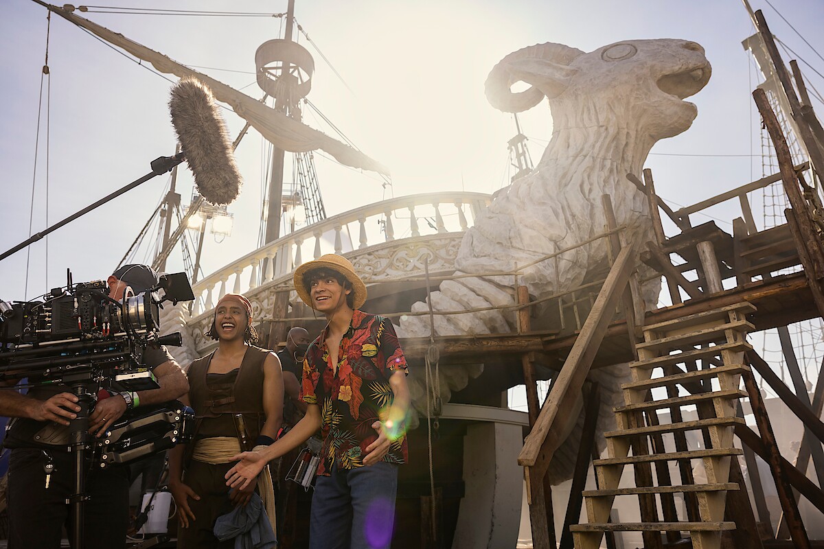 Jacob Romero como Usopp e Iñaki Godoy como Monkey D. Luffy são filmados em frente a um navio pirata na temporada 1 de ‘ONE PIECE: A Série’.