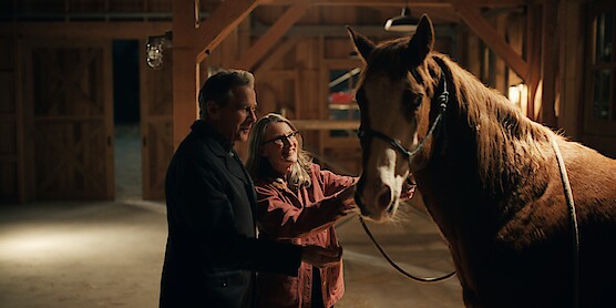Tim Matheson como Doc e Annette O'Toole como Hope McCrea acariciam um cavalo na temporada 6 de ‘Virgin River’