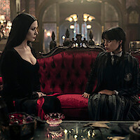 Catherine Zeta-Jones como Mortícia Addams e Jenna Ortega como Wandinha Addams na temporada 2 de ‘Wandinha’.