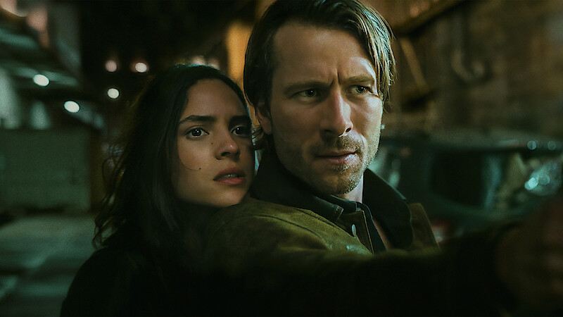 Adria Arjona as Madison Figueroa Masters and Glen Powell as Gary Johnson in 'Hit Man'.