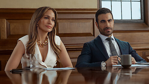 Office Romance. (L-R) Jennifer Lopez as Jackie Cruz and Brett Goldstein as Daniel Blanchflower in Office Romance. Cr. Ana Carballosa/Netflix © 2026.