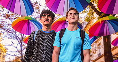 Joe Locke no papel de Charlie e Kit Connor como Nick andam debaixo dos guarda-chuvas pelas ruas de Paris na temporada 2 de ‘Heartstopper’.