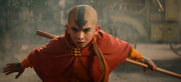 Gordon Cormier, como Aang, usa uma capa laranja na temporada 1 de ‘Avatar: O Último Mestre do Ar’.