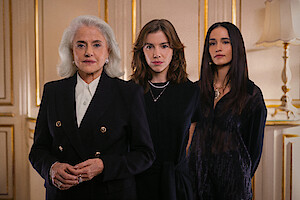 As atrizes Marieta Severo, Nanda Costa e Alice Wegmann posam lado a lado em set da série 'Dom de Iludir'