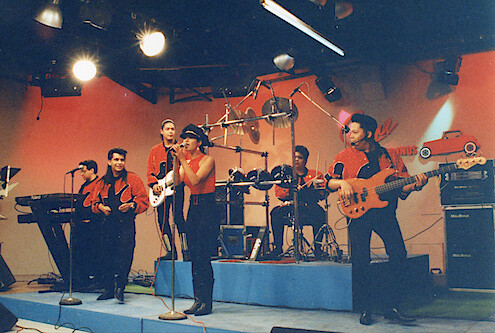 Selena Y Los Dinos performing