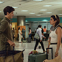 Tom Blyth as Alex and Emily Bader as Poppy in ‘People We Meet on Vacation’