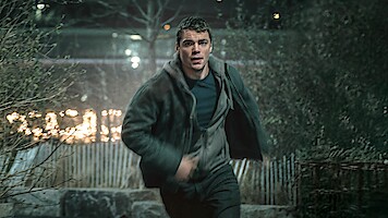 Gabriel Basso como Peter Sutherland em ‘O Agente Noturno’