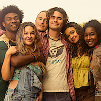 Jonathan Daviss, Madelyn Cline, Drew Starkey, Chase Stokes, Madison Bailey, and Carlacia Grant in'Outer Banks' Season 5