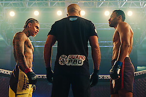 Dois lutadores se encaram em um ringue de MMA, em cena da série "Fúria"