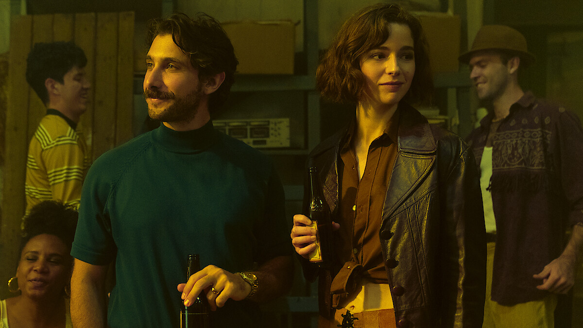 Emiliano Zurita as Leo, Mariana di Girolamo as Raquel in Nadie Nos Vio Partir.