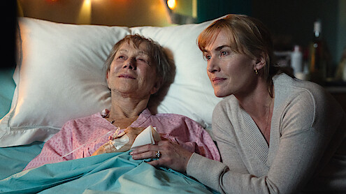 Goodbye June. (L to R) Helen Mirren as June, Kate Winslet as Julia in Goodbye June. Cr. Kimberley French/Netflix © 2025.