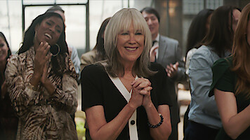 Pain Hustlers. Catherine O'Hara as Jackie in Pain Hustlers. Cr. Courtesy of Netflix © 2023.