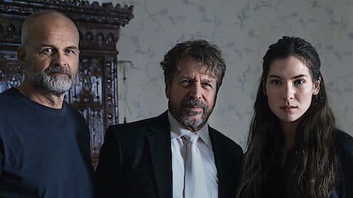 Glaskupan. (L to R) Johan Rheborg, Johan Hedeberg and Léonie Vincent in Glaskupan. Cr. Courtesy of Netflix © 2024