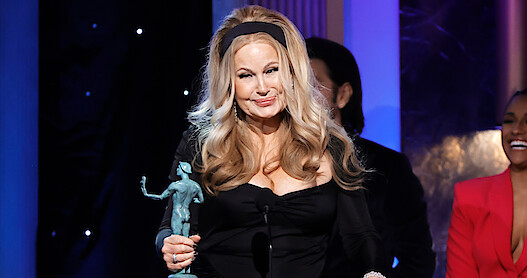 Jennifer Coolidge holding her SAG Award statuette.