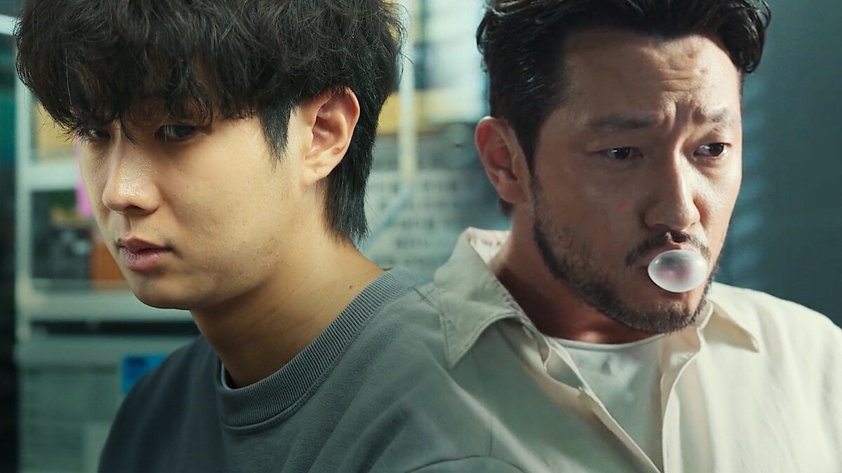 A split screen of Choi Woo-shik as Lee Tang and Son Suk-ku as Jang Nan-gam in season 1 of 'A Killer Paradox' 