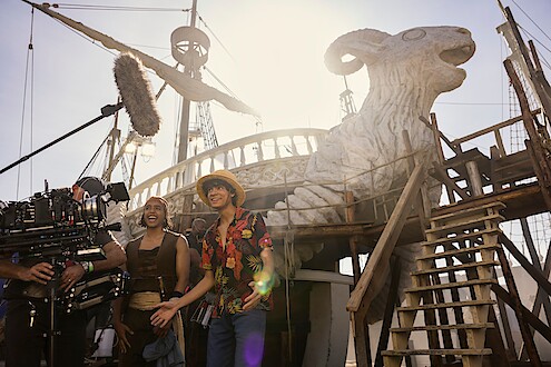 Jacob Romero como Usopp e Iñaki Godoy como Monkey D. Luffy são filmados em frente a um navio pirata na temporada 1 de ‘ONE PIECE: A Série’.