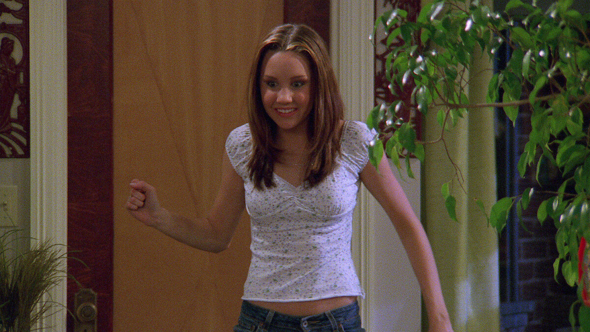 Amanda Bynes as Holly Tyler chills in her sister's NYC apartment in 'What I Like About You.'