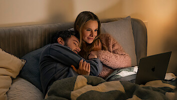 Adam Brody as Noah, Kristen Bell as Joanne in Season 2 of 'Nobody Wants This'