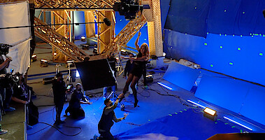 Jennifer Aniston performing a stunt in Murder Mystery 2.