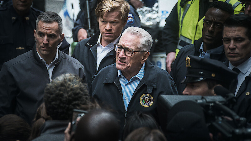 Jesse Plemons as Roger Carlson and Robert De Niro as George Mullen in 'Zero Day'.