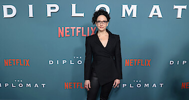 Debora Cahn na estreia da temporada 1 de ‘A Diplomata’.
