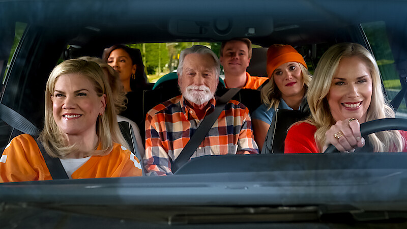 Leanne. (L to R) Kristen Johnston as Carol, Annie Gonzalez as Nora, Blake Clark as Daddy John, Graham Rogers as Tyler, Hannah Pilkes as Josie and Leanne Morgan in Episode #104 of Leanne. Cr. Courtesy of Netflix © 2024