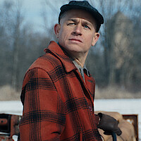 Charlie Hunnam como Ed Gein