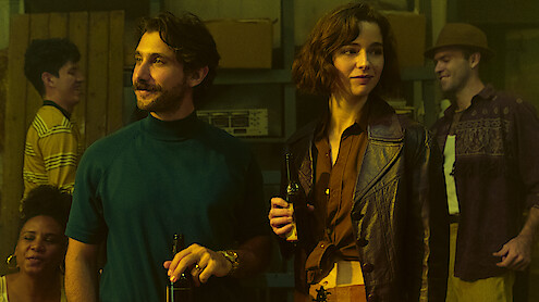 Emiliano Zurita as Leo, Mariana di Girolamo as Raquel in Nadie Nos Vio Partir.