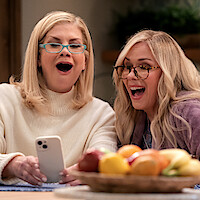 Kristen Johnston as Carol and Leanne Morgan in 'Leanne'