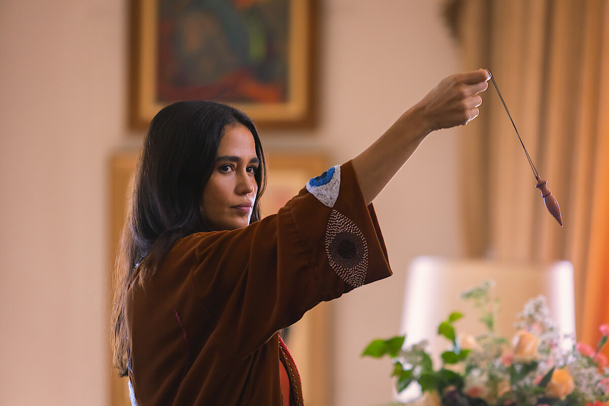 Atriz Nanda Costta balança um pêndulo em cena da série 'Dom de Iludir'