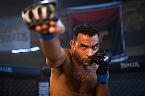 Lutador executa um golpe de MMA em cena da série "Fúria"