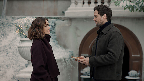 Champagne Problems. (L-R) Minka Kelly as Sydney Price and Tom Wozniczka as Henri Cassell in Champagne Problems. Cr. Mika Cotellon/Netflix © 2025.