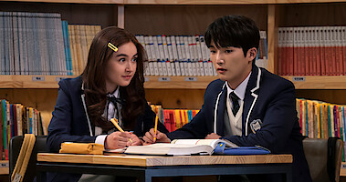 Anna Cathcart e Minyeong Choi em ‘Com Carinho, Kitty’