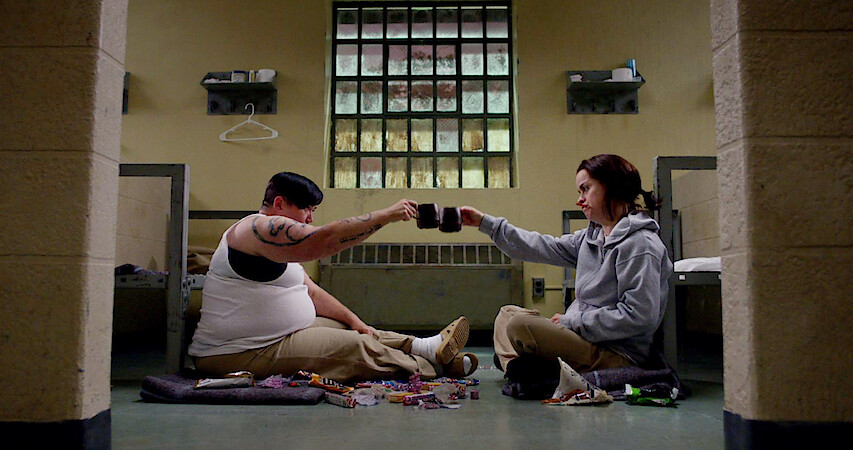 Big Boo and Tiffany in a cell in Orange Is the New Black Season 3