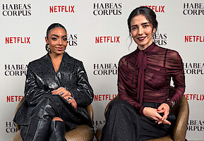 Duas mulheres, as atrizes Marjorie Estiano e Any Gabrielly sentam lado a lado durante uma entrevista