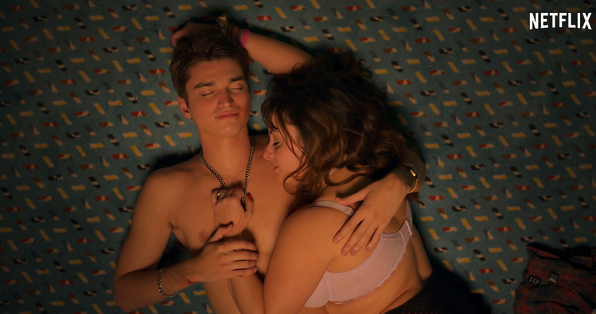 Léa in a moment of passion with her partner in 'Les 7 Vies De Léa'