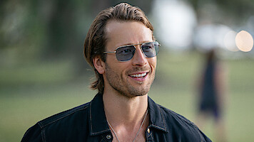  Hit Man. Glen Powell as Gary Johnson in Hit Man. Cr. Brian Roedel/Netflix © 2024