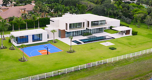 An image of a modern-style mansion in the Tampa Bay area