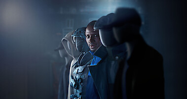 Omar Sy como Assane Diop em meio a uma fileira de manequins com disfarces na parte 3 de ‘Lupin’.