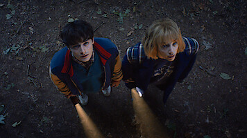  TRANGER THINGS: SEASON 5. (L to R) Noah Schnapp as Will Byers and Maya Hawke as Robin Buckley in STRANGER THINGS: SEASON 5. Cr. Courtesy of Netflix © 2025