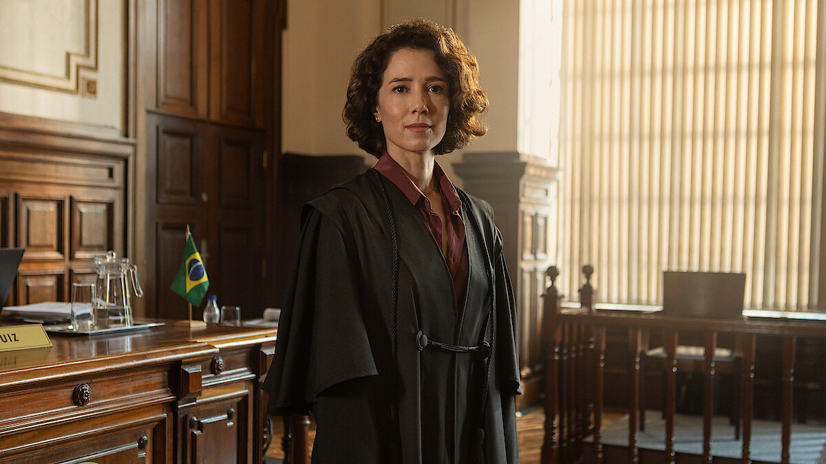 Atriz Marjorie Estiano caracterizada como a advogada Inez, em um tribunal, no set de 'Habeas Corpus'