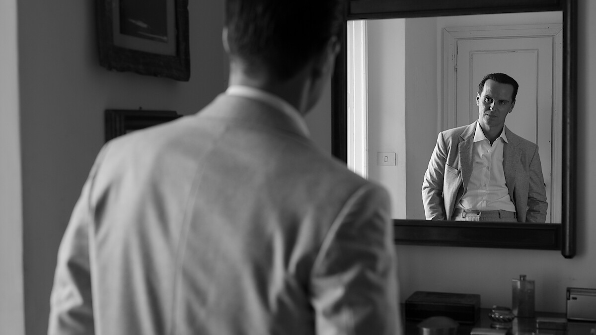 Andrew Scott as Tom Ripley looks into a mirror in 'Ripley'