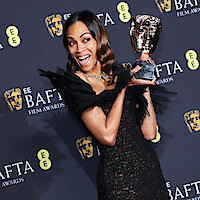 Zoe Saldaña holds her BAFTA