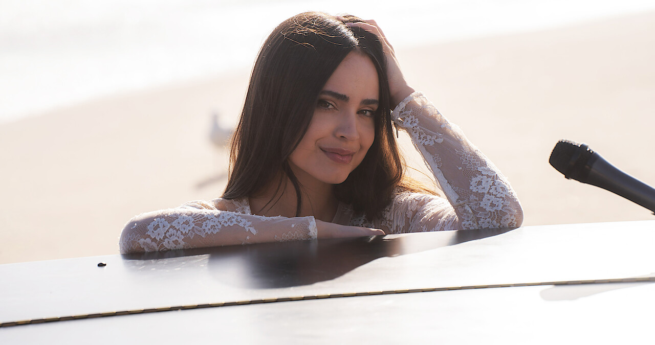 Watch 'Purple Hearts' Star Sofia Carson's New Music Video For “Come Back  Home” - Netflix Tudum