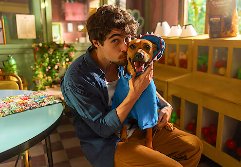Rafa Vitti e o cachorro Caramelo