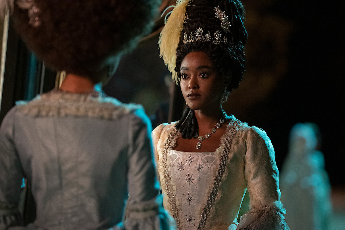 Arsema Thomas como a jovem Lady Agatha Danbury em 'Rainha Charlotte: Uma História Bridgerton'.